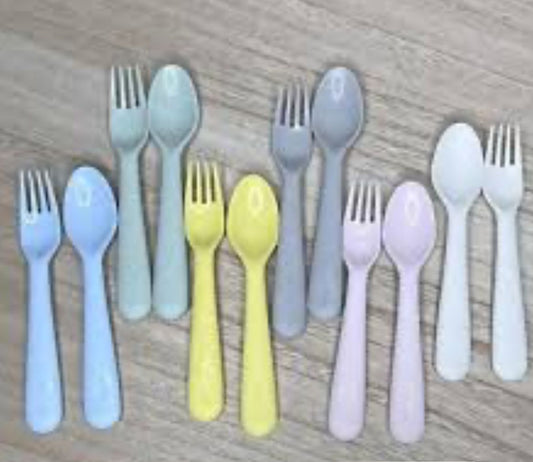SET  POSATE DA  TAVOLA DA 6  IN PLASTICA