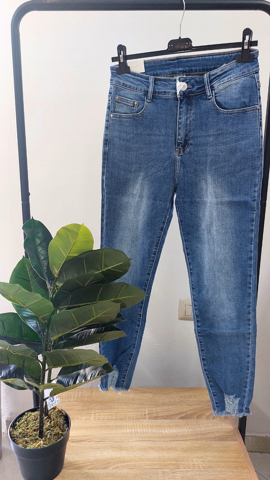 Jeans strappo in caviglia