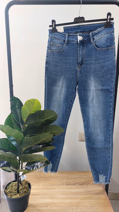 Jeans strappo in caviglia